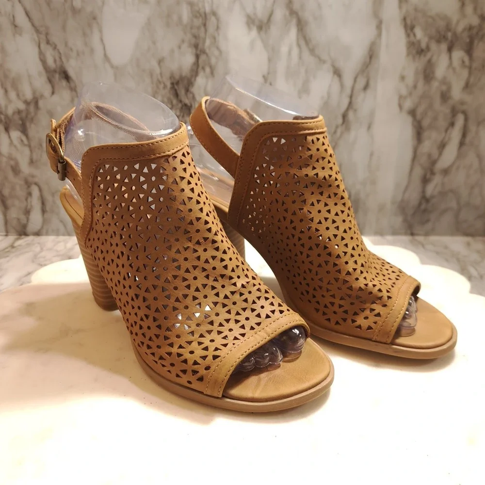 Universal Thread Women's Heels/Pumps 7‎ 1/2 Cut-Out Slingback Open-Toe